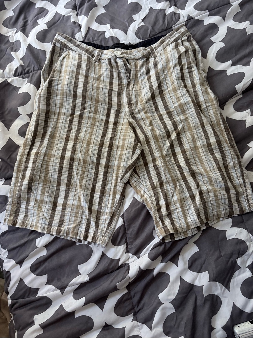 Hurley Men's Plaid Flat Front Shorts in Beige and Burnside grey and teal size 34